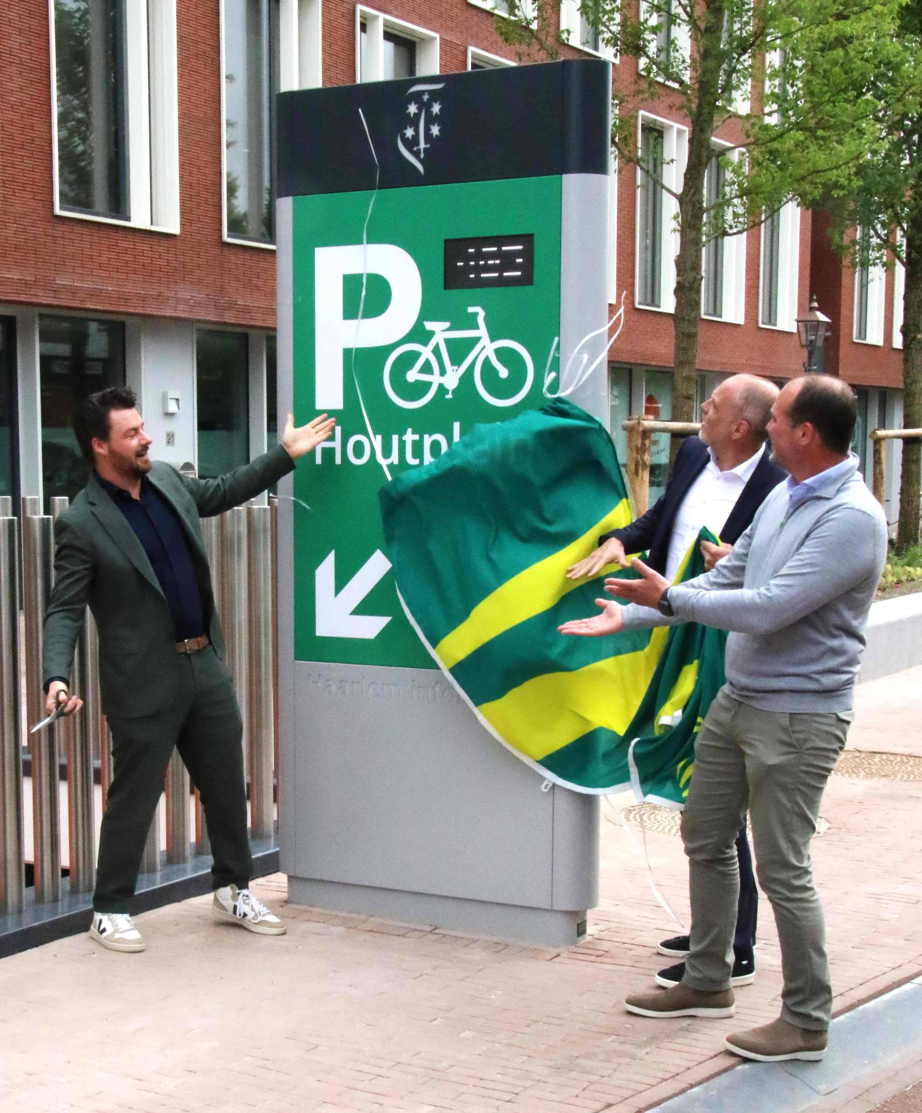 Feestelijke opening fietsenstalling Houtplein